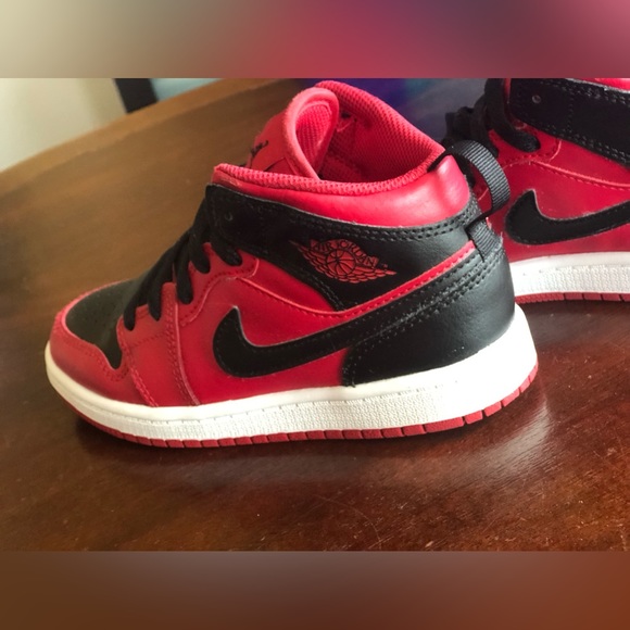 NIKE JORDAN 1 MID KIDS SHOES - Picture 8 of 15